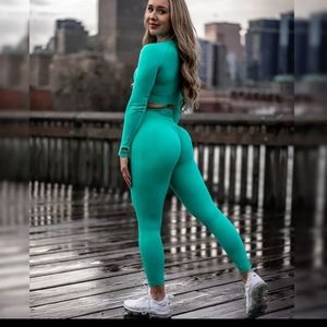 Scrunch booty leggings and long sleeve top
